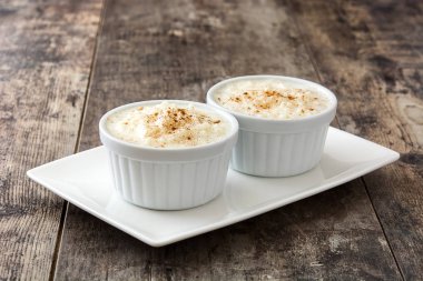 Arroz con leche gör. Sütlaç ahşap zemin üzerine tarçın ile