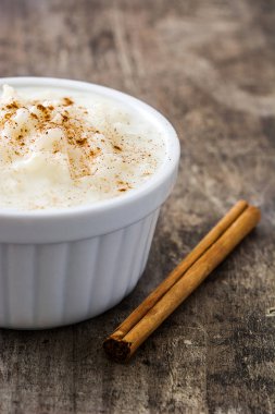 Arroz con leche gör. Sütlaç ahşap zemin üzerine tarçın ile