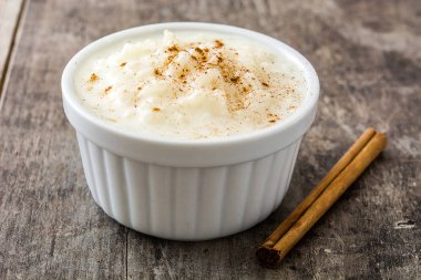 Arroz con leche gör. Sütlaç ahşap zemin üzerine tarçın ile