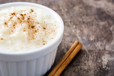 Arroz con leche gör. Sütlaç ahşap zemin üzerine tarçın ile