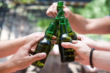 Bira şişesi ile tezahürat arkadaşlarıyla piknik günü