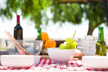 yemek ve içeceklerle piknik masası