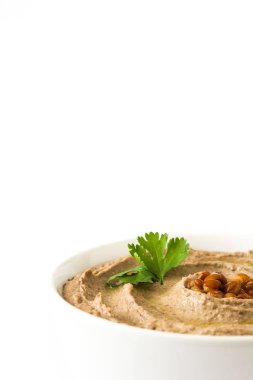 Beyaz arka plan üzerinde izole mercimek humus ve pide ekmek