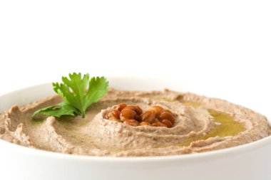 Beyaz arka plan üzerinde izole mercimek humus ve pide ekmek