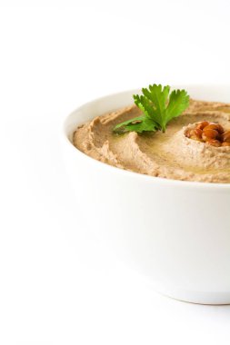 Beyaz arka plan üzerinde izole mercimek humus ve pide ekmek
