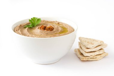 Beyaz arka plan üzerinde izole mercimek humus ve pide ekmek