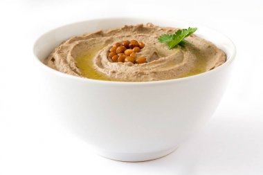 Beyaz arka plan üzerinde izole mercimek humus ve pide ekmek