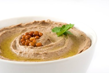 Beyaz arka plan üzerinde izole mercimek humus ve pide ekmek