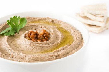 Beyaz arka plan üzerinde izole mercimek humus ve pide ekmek