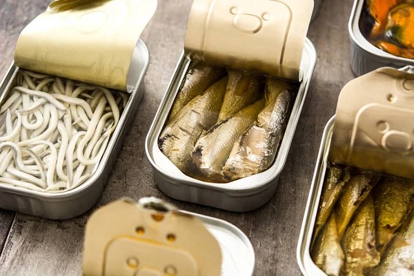 Ahşap masa üzerinde korur bidon