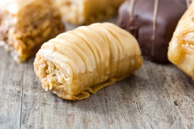 Tahta masadaki Türk tatlı baklavası