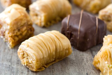 Tahta masadaki Türk tatlı baklavası