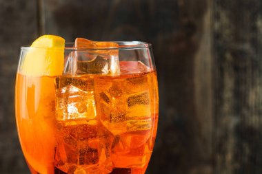 Aperol spritz kokteyl cam ahşap tablo