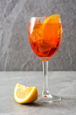 Aperol spritz kokteyl cam gri taş