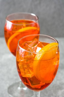 Aperol spritz kokteyl cam gri taş