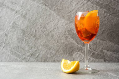 Aperol spritz kokteyl cam gri taş