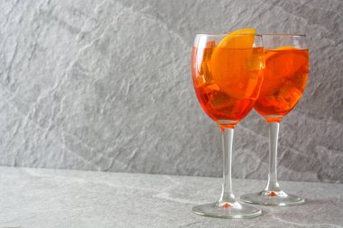 Aperol spritz kokteyl cam gri taş