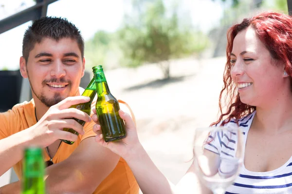 Friends enjoying picnic day — Stock Photo, Image