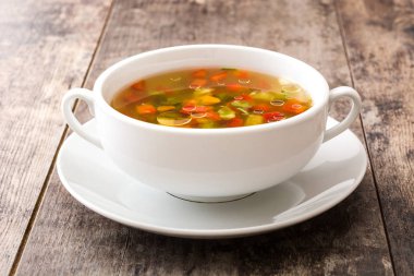 Ahşap masa üzerinde kase sebze çorbası