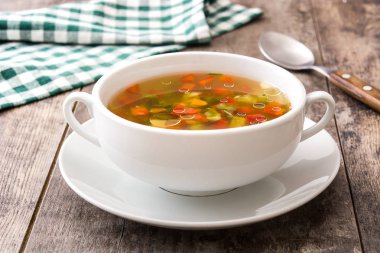 Ahşap masa üzerinde kase sebze çorbası