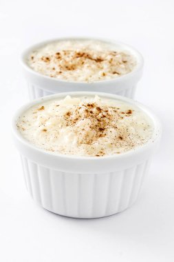 Arroz con leche gör. Sütlaç beyaz arka plan üzerinde izole tarçın ile