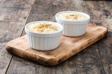 Arroz con leche gör. Sütlaç ahşap zemin üzerine tarçın ile