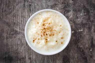 Arroz con leche gör. Sütlaç ahşap zemin üzerine tarçın ile