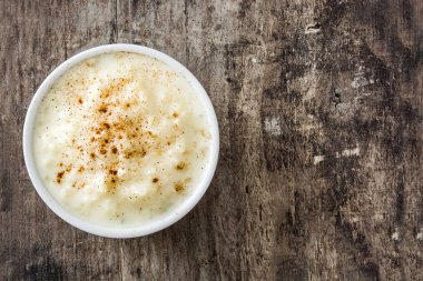 Arroz con leche gör. Sütlaç ahşap zemin üzerine tarçın ile