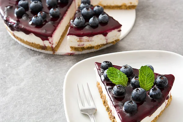 Yaban mersinli cheesecake gri taş parçası