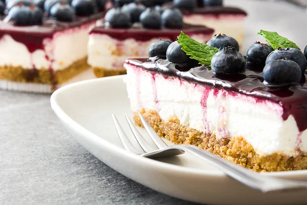 Yaban mersinli cheesecake gri taş parçası
