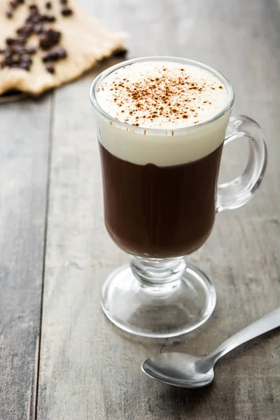 Ierse koffie in glas op houten tafel — Stockfoto