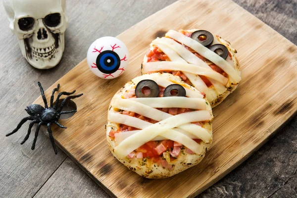 Múmias de Halloween mini pizzas na mesa de madeira . — Fotografia de Stock