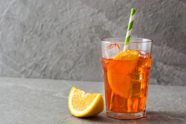 Aperol Spritz Cocktail im Glas auf grauem Stein — Stockfoto