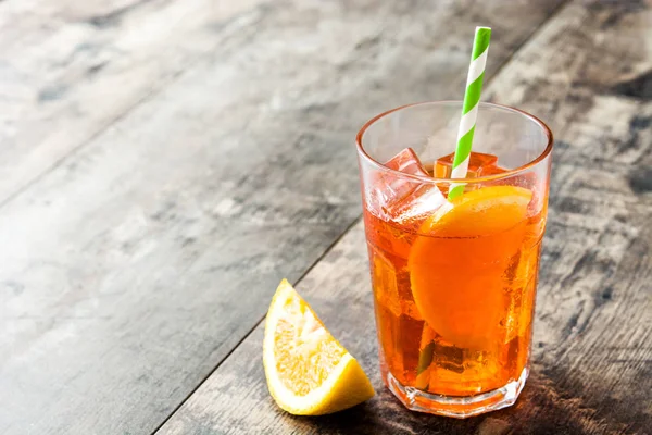 Cocktail spritz Aperol en verre sur table en bois — Photo