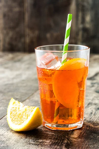 Aperol spritz cocktail em vidro sobre mesa de madeira — Fotografia de Stock