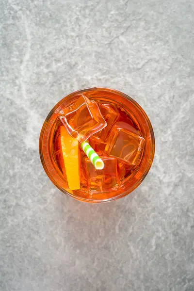 Aperol spritz cocktail in vetro su pietra grigia — Foto Stock