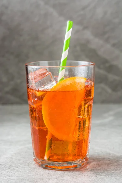 Aperol spritz cocktail in vetro su pietra grigia — Foto Stock