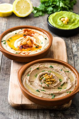 Farklı humus kase. Nohut Humus, avokado humus ve mercimek humus ahşap tablo
