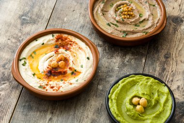 Farklı humus kase. Nohut Humus, avokado humus ve mercimek humus ahşap tablo