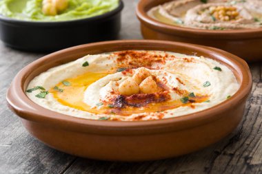 Farklı humus kase. Nohut Humus, avokado humus ve mercimek humus ahşap tablo