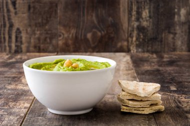 Kase ahşap masa üzerinde avokado humus