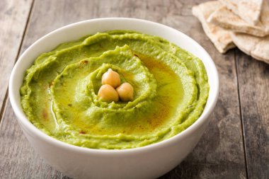 Kase ahşap masa üzerinde avokado humus