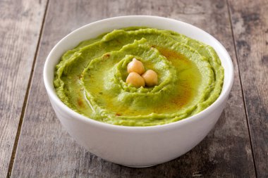 Kase ahşap masa üzerinde avokado humus