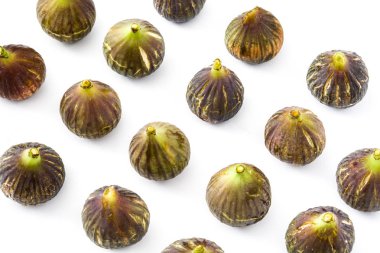 Beyaz arka planda izole edilmiş taze incirler