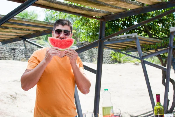 Mann scherzt mit Wassermelone — Stockfoto