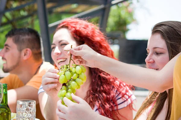 Friends enjoying picnic day — Stock Photo, Image