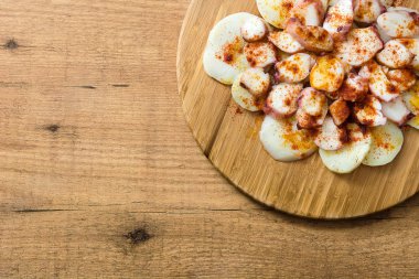 Pulpo a la gallega. Galiçyaca ahtapot ahşap üzerine. Tipik İspanyol yemeği