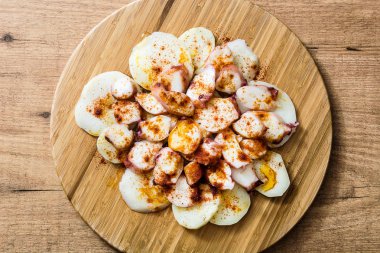Pulpo a la gallega. Galiçyaca ahtapot ahşap üzerine. Tipik İspanyol yemeği