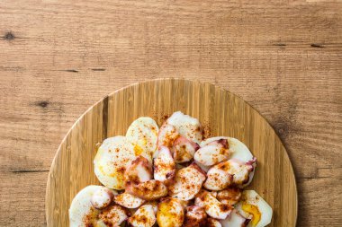 Pulpo a la gallega. Galiçyaca ahtapot ahşap üzerine. Tipik İspanyol yemeği