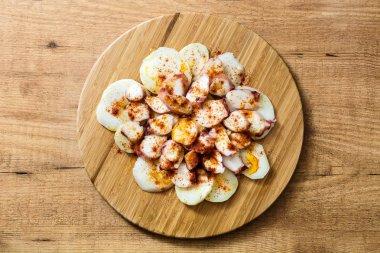 Pulpo a la gallega. Galiçyaca ahtapot ahşap üzerine. Tipik İspanyol yemeği